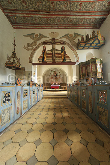 Br�ns Kirke. Kirkeskibet med talerstol og bagerst alteret i Br�ns Kirke; ; Br�ns; Danmark; ; Sev�rdigheder; Kirker, kristendom, 
