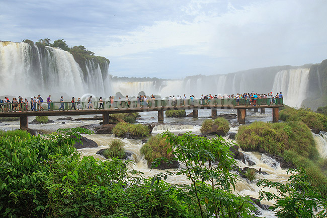 Iguazu vandfaldene. Turister ved Iguazu vandfaldene med Garganta del Diablo bagerst set fra den Brasilianske side af vandfaldene; ; Iguazu; Brasilien; Sydamerika; ; Vandfald, The Iguazu Falls, Iguaz� Falls, Iguassu Falls, Igua�u Falls, Cataratas del Iguaz�, Cataratas do Igua�u 