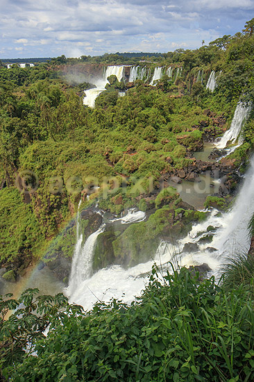 Iguazu vandfaldene. Iguazu vandfaldene - set fra den Argentinske side af vandfaldene; ; Iguazu; Argentina; Sydamerika; ; Vandfald, The Iguazu Falls, Iguaz� Falls, Iguassu Falls, Igua�u Falls, Cataratas del Iguaz�, Cataratas do Igua�u 