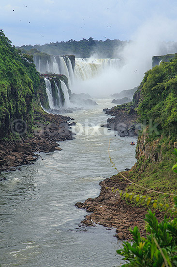 Iguazu vandfaldene. Iguazu vandfaldene med Garganta del Diablo bagerst set fra den Argentinske side af vandfaldene - til h�jre Argentina til venstre Brasilien; ; Iguazu; Argentina; Sydamerika; ; Vandfald, The Iguazu Falls, Iguaz� Falls, Iguassu Falls, Igua�u Falls, Cataratas del Iguaz�, Cataratas do Igua�u 