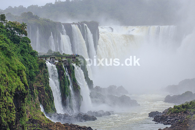 Iguazu vandfaldene. Iguazu vandfaldene med Garganta del Diablo bagerst set fra den Argentinske side af vandfaldene - til h�jre Argentina til venstre Brasilien; ; Iguazu; Argentina; Sydamerika; ; Vandfald, The Iguazu Falls, Iguaz� Falls, Iguassu Falls, Igua�u Falls, Cataratas del Iguaz�, Cataratas do Igua�u 