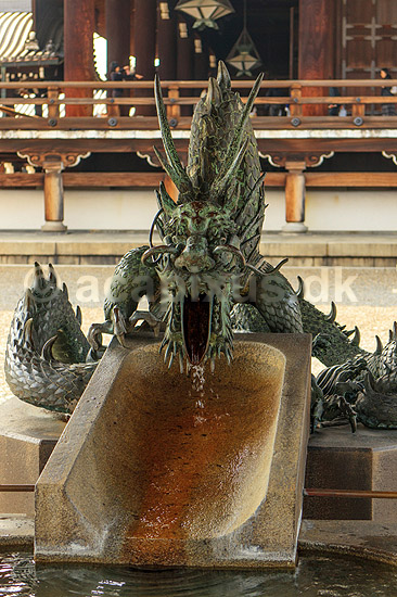 Higashi Hongan-ji. Dragefont�ne i det buddistiske Higashi Hogan-ji templet i Kyoto; ; Higashi Hongan-ji / Kyoto; Japan; ; ; templer buddisme buddhism Higashi Honganji