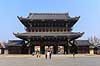 Higashi Hongan-ji. Indgangsportalen til det buddistiske Higashi Hogan-ji templet i Kyoto  Higashi Hongan-ji / Kyoto Japan   templer buddisme buddhism Higashi Honganji