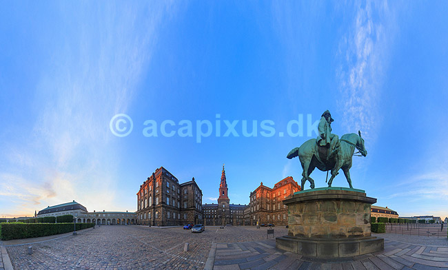 Christiansborg. 360 graders panorama af rytterstatuen af Christian den 9ende foran Christiansborg Slot; ; K�benhavn; Danmark; ; sev�rdigheder; slotte, arkitektur, borge, konged�mmet, monarki, panoramaer