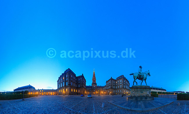 Christiansborg. 360 graders panorama af rytterstatuen af Christian den 9ende foran Christiansborg Slot; ; K�benhavn; Danmark; ; sev�rdigheder; slotte, arkitektur, borge, konged�mmet, monarki, panoramaer