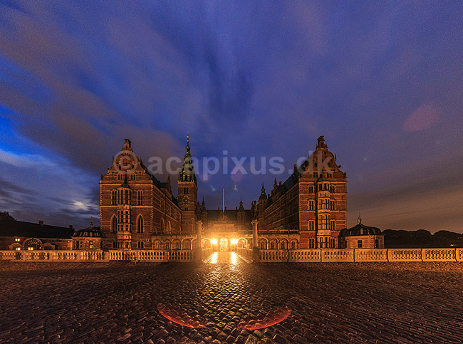 Frederiksborg. Fra den ydre g�rdsplads p� Frederiksborg Slot.; ; Hiller�d; Danmark; ; sev�rdigheder; slotte, arkitektur, borge, panoramaer
