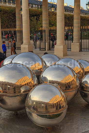 Le Palais Royal. Spejlende kugler reflekterer Cour d'honneur i Palais Royal; ; Le Palais Royal / Paris; Frankrig; ; ; Sev�rdigheder