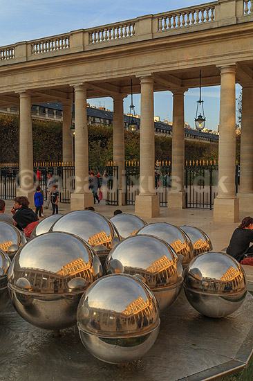 Le Palais Royal. Spejlende kugler reflekterer Cour d'honneur i Palais Royal; ; Le Palais Royal / Paris; Frankrig; ; ; Sev�rdigheder
