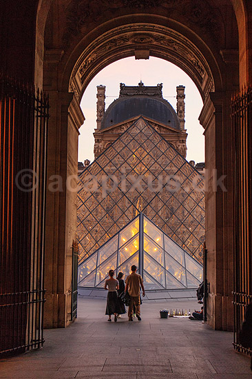 Louvre. Pladsen p� Palais du Louvre med Pei Leoh Mings glaspyramide; ; Mus�e du Louvre / Paris; Frankrig; ; ; Sev�rdigheder, pyramider, museer, museum, Pei Leoh Ming, solnedgang
