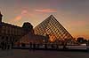 Louvre. Pladsen p� Palais du Louvre med Pei Leoh Mings glaspyramide  Mus�e du Louvre / Paris Frankrig   Sev�rdigheder, pyramider, museer, museum, Pei Leoh Ming, solnedgang