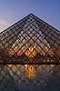 Louvre. Pladsen p� Palais du Louvre med Pei Leoh Mings glaspyramide  Mus�e du Louvre / Paris Frankrig   Sev�rdigheder, pyramider, museer, museum, Pei Leoh Ming, solnedgang