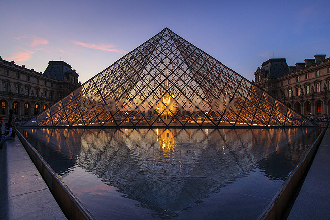Louvre. Pladsen p� Palais du Louvre med Pei Leoh Mings glaspyramide; ; Mus�e du Louvre / Paris; Frankrig; ; ; Sev�rdigheder, pyramider, museer, museum, Pei Leoh Ming, solnedgang