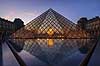 Louvre. Pladsen p� Palais du Louvre med Pei Leoh Mings glaspyramide  Mus�e du Louvre / Paris Frankrig   Sev�rdigheder, pyramider, museer, museum, Pei Leoh Ming, solnedgang