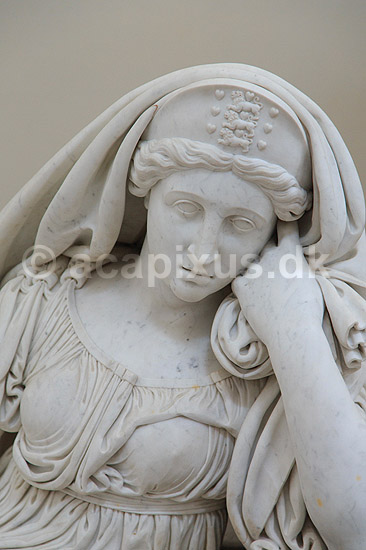 Roskilde Domkirke. Muse ved Kong Frederik 5 sarkofag i Frederik den 5. Kapel i Roskilde Domkirke (Frederik V); ; Roskilde Domkirke / Roskilde; Danmark; ; ; turistsev�rdigheder, religion, kristendom, kirker, kirke, domkirker, UNESCO World Heritage, gravkapeller, gravkapel, konger, kongehuset