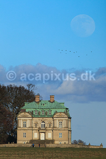 Eremitage Slottet. Fuldm�ne st�r op bag Eremitage Slottet; ; J�gersborg Dyrehave / Sj�lland; ; ; ; slotte jagtslotte sev�rdigheder Eremitageslottet