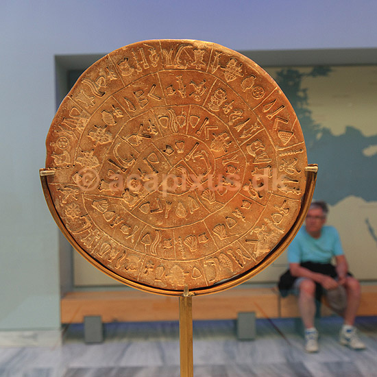 Phaistos disc. Phaistos Disk, Phaestos Disc. Minoisk ler skive med inskriptioner udstillet p� Heraklion Archaeological Museum; ; Heraklion Archaeological Museum / Heraklion / Kreta; Gr�kenland; ; ; 