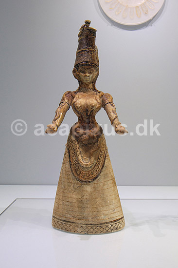 Slange gudinde. Slangegudinde fra Knossos udstillet p� Heraklion Archaeological Museum; ; Heraklion Archaeological Museum / Heraklion / Kreta; Gr�kenland; ; ; Minoisk, minoan, Crete, archaeology. Ark�ologi, museer, historie