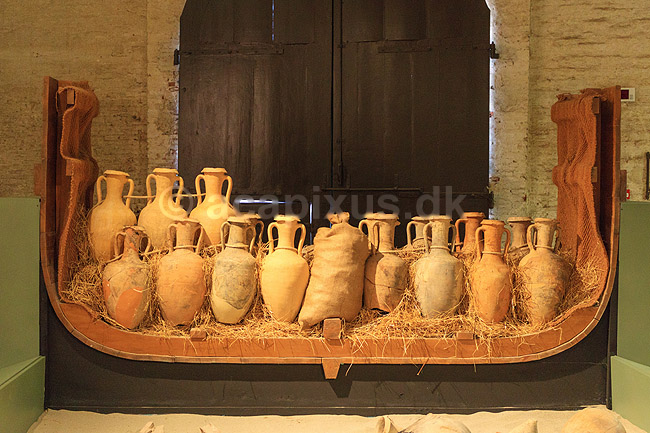 Pisa. Udstilling af last af amphoraer i tv�rsnit af romersk b�d udstillet p� skipsmuseum i Pisa, Museo Navi Antiche di Pisa; ; Pisa / Toscana; Italien; ; ; Turisme, sightseeing