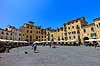 Lucca. Piazza Anfiteatro, plads bygget omkring tidligere romersk amfiteater - Anfiteatro Romano - i Lucca  Lucca / Toscana Italien   Toscany, toscansk, turisme, sightseeing