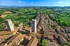 San Gimignano. San Gimignano - byen med de mange t�rne - med toscansk landskab i baggrunden  San Gimignano / Toscana Italien   Toscany, toscansk, turisme, sightseeing
