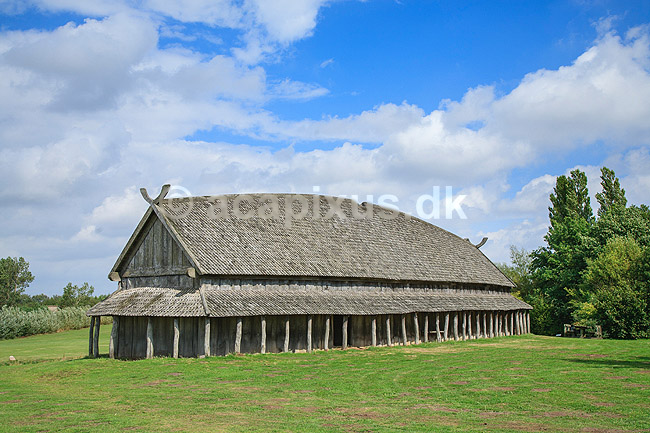 Trelleborg. Det rekonstruerede vikinge langhus i Trelleborg ( Reprocessering af KOL11203 ); ; Trelleborg / Slagelse; Danmark; ; ; Vikinger, vikingetid, vikingetiden, museum, museer, Trelleborg Vikingemuseum, ringborg, Sydvestsj�llands Museum