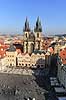 Prag. Den Gamle R�dhusplads - Starom?stsk� n�m?st� - med Tyn kirken i baggrunden - Chr�m Matky Bo�� p?ed T�nem  Prag Tjekkiet   Sev�rdigheder
