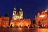 Prag. Den Gamle R�dhusplads - Starom?stsk� n�m?st� - med Tyn kirken i baggrunden - Chr�m Matky Bo�� p?ed T�nem  Prag Tjekkiet   Sev�rdigheder