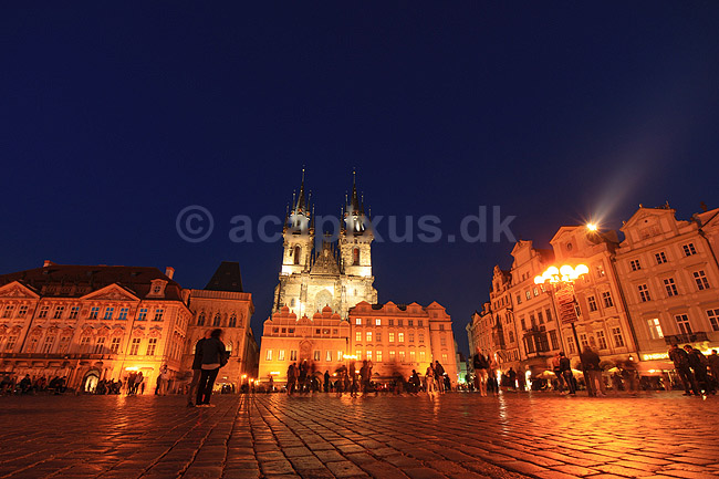 Prag. Den Gamle R�dhusplads - Starom?stsk� n�m?st� - med Tyn kirken i baggrunden - Chr�m Matky Bo�� p?ed T�nem; ; Prag; Tjekkiet; ; ; Sev�rdigheder