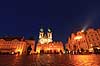 Prag. Den Gamle R�dhusplads - Starom?stsk� n�m?st� - med Tyn kirken i baggrunden - Chr�m Matky Bo�� p?ed T�nem  Prag Tjekkiet   Sev�rdigheder