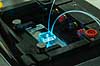 Microfluidics chip. Microfluidics chip monteriet over bl� laser i mikroskop. Andvendes til enkapsulering af enkelt celler i picodr�ber til efterf�lgende analyse p� enkelt celle niveau.   Danmark   Videnskab, bioteknologi, laboratorier, genmanipulation, proteinproduktion, enzymproduktion