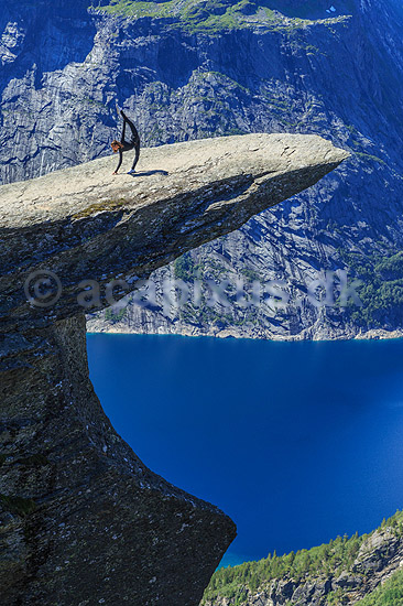 Trolltunga. Fjeldvandrer p� Trolltunga, en klippeformation der stikker ud af klippesiden 700 meter over Ringedalvatnet n�r Hardangervidda National Park; ; Trolltunga / Tyssedal; Norge; ; ; Vandring, vandretur, fjeldvandring, turisme, hiking