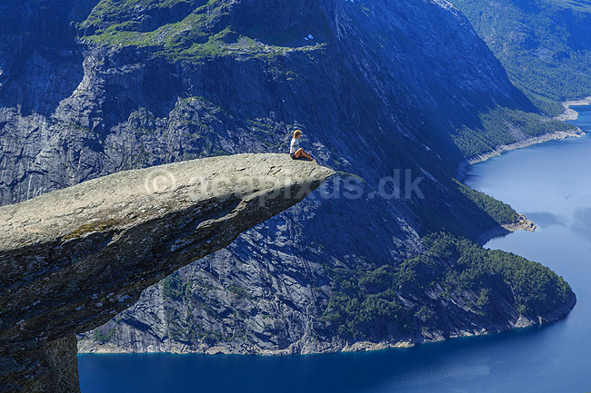 Trolltunga. Fjeldvandrer p� Trolltunga, en klippeformation der stikker ud af klippesiden 700 meter over Ringedalvatnet n�r Hardangervidda National Park; ; Trolltunga / Tyssedal; Norge; ; ; Vandring, vandretur, fjeldvandring, turisme, hiking