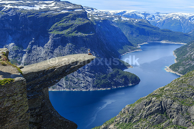 Trolltunga. Fjeldvandrer p� Trolltunga, en klippeformation der stikker ud af klippesiden 700 meter over Ringedalvatnet n�r Hardangervidda National Park; ; Trolltunga / Tyssedal; Norge; ; ; Vandring, vandretur, fjeldvandring, turisme, hiking