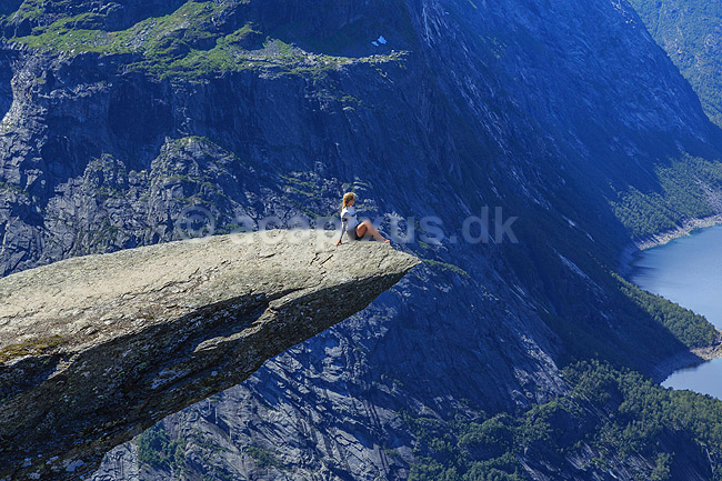 Trolltunga. Fjeldvandrer p� Trolltunga, en klippeformation der stikker ud af klippesiden 700 meter over Ringedalvatnet n�r Hardangervidda National Park; ; Trolltunga / Tyssedal; Norge; ; ; Vandring, vandretur, fjeldvandring, turisme, hiking