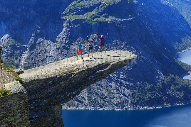 Trolltunga. Fjeldvandrer p� Trolltunga, en klippeformation der stikker ud af klippesiden 700 meter over Ringedalvatnet n�r Hardangervidda National Park; ; Trolltunga / Tyssedal; Norge; ; ; Vandring, vandretur, fjeldvandring, turisme, hiking