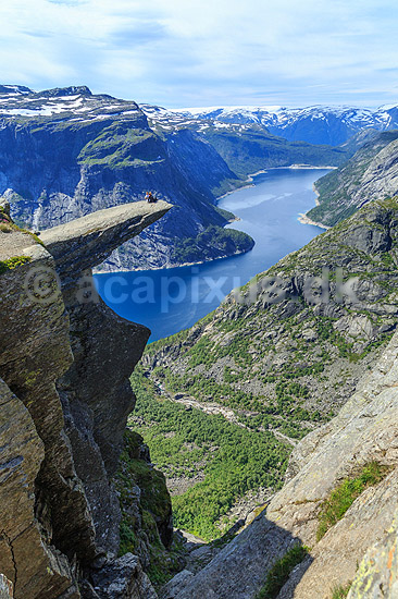 Trolltunga. Fjeldvandrer p� Trolltunga, en klippeformation der stikker ud af klippesiden 700 meter over Ringedalvatnet n�r Hardangervidda National Park; ; Trolltunga / Tyssedal; Norge; ; ; Vandring, vandretur, fjeldvandring, turisme, hiking