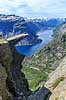 Trolltunga. Fjeldvandrer p� Trolltunga, en klippeformation der stikker ud af klippesiden 700 meter over Ringedalvatnet n�r Hardangervidda National Park  Trolltunga / Tyssedal Norge   Vandring, vandretur, fjeldvandring, turisme, hiking