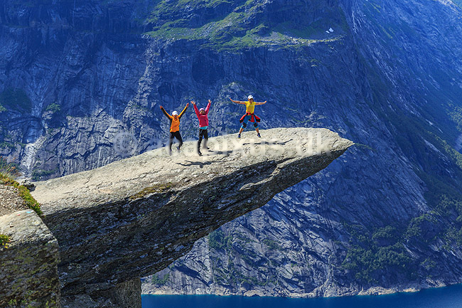 Trolltunga. Fjeldvandrer p� Trolltunga, en klippeformation der stikker ud af klippesiden 700 meter over Ringedalvatnet n�r Hardangervidda National Park; ; Trolltunga / Tyssedal; Norge; ; ; Vandring, vandretur, fjeldvandring, turisme, hiking
