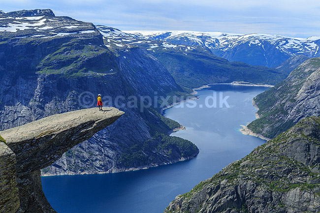 Trolltunga. Fjeldvandrer p� Trolltunga, en klippeformation der stikker ud af klippesiden 700 meter over Ringedalvatnet n�r Hardangervidda National Park; ; Trolltunga / Tyssedal; Norge; ; ; Vandring, vandretur, fjeldvandring, turisme, hiking