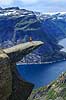 Trolltunga. Fjeldvandrer p� Trolltunga, en klippeformation der stikker ud af klippesiden 700 meter over Ringedalvatnet n�r Hardangervidda National Park  Trolltunga / Tyssedal Norge   Vandring, vandretur, fjeldvandring, turisme, hiking