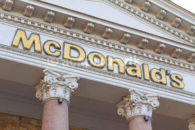 McDonald's. Facade p� McDonalds burgerbar - facaden signalerer madimperium; ; Kristianssand; Norge; ; ; Fastfood, vintage, burger, Ronald McDonald