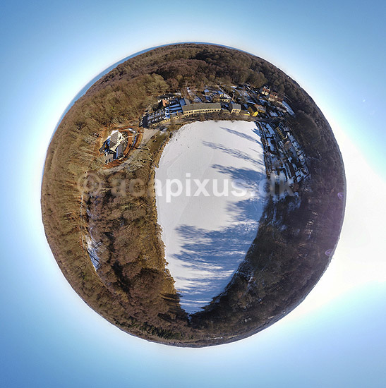 Raadvad. Vinterlandskab med Raadvad Kro og Raadvad Smedie ved J�gersborg Dyrehave - Little Earth panorama; ; J�gersborg Dyrehave / Sj�lland; ; ; ; sev�rdigheder Dyrehaven, vinter, frost, kulde