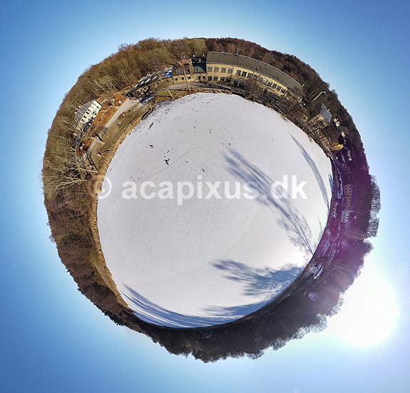 Raadvad. Vinterlandskab med Raadvad Kro og Raadvad Smedie ved J�gersborg Dyrehave - Little Earth panorama; ; J�gersborg Dyrehave / Sj�lland; ; ; ; sev�rdigheder Dyrehaven, vinter, frost, kulde