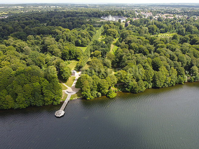 Fredensborg Slot. Fredensborg Slotshave ud til Esrum S�. I baggrunden Fredensborg Slot; ; Fredensborg Slot / Fredensborg; Danmark; ; ; Slotte, kongeslotte, dronefoto