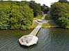 Esrum S�. Platform eller badebro i Esrum S� forbundet med sti til Fredensborg Slot  Esrum S� / Fredensborg Danmark   S�er, dronefoto