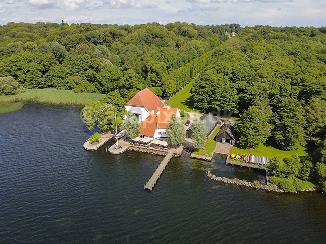 Skipperhuset. Restaurant Skipperhuset ved Esrum S�; ; S�rup / Fredensborg; Danmark; ; ; Spisesteder, restauranter, s�er, kanoudlejning, dronefoto