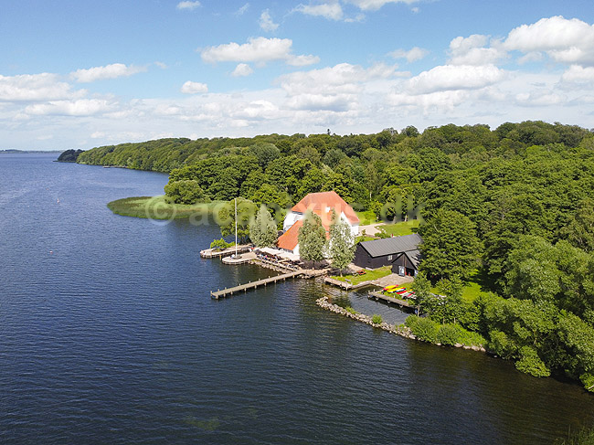 Skipperhuset. Restaurant Skipperhuset ved Esrum S�; ; S�rup / Fredensborg; Danmark; ; ; Spisesteder, restauranter, s�er, kanoudlejning, dronefoto