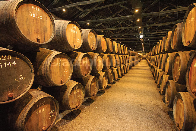 Portvin. Portvin lagres til Tawny Port p� egetr�sfade i vink�lderen hos producenten Taylor's; ; Vila Nova de Gaia / Porto; Portugal; ; ; Vin, vine, drikkevarer, vinproduktion, lagring, Taylors
