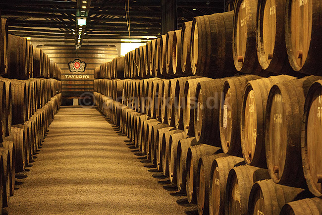 Portvin. Portvin lagres til Tawny Port p� egetr�sfade i vink�lderen hos producenten Taylor's; ; Vila Nova de Gaia / Porto; Portugal; ; ; Vin, vine, drikkevarer, vinproduktion, lagring, Taylors