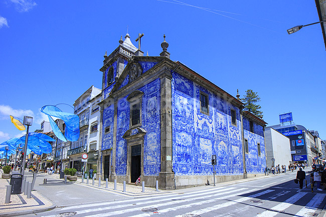 Capela das Almas. Den kakkel-dekorerede kirke Capela das Almas i Porto; ; Porto; Portugal; ; ; Kirker, kristendom